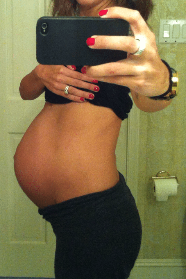 Беременность 30 недель отзывы. Маленький живот. Животик на 30 неделе беременности. Девушки с большим животиком.