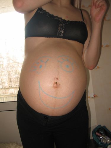 40 неделя беременности шевелится. Беременный живот. Форма живота беременной. Животы беременных двойней.