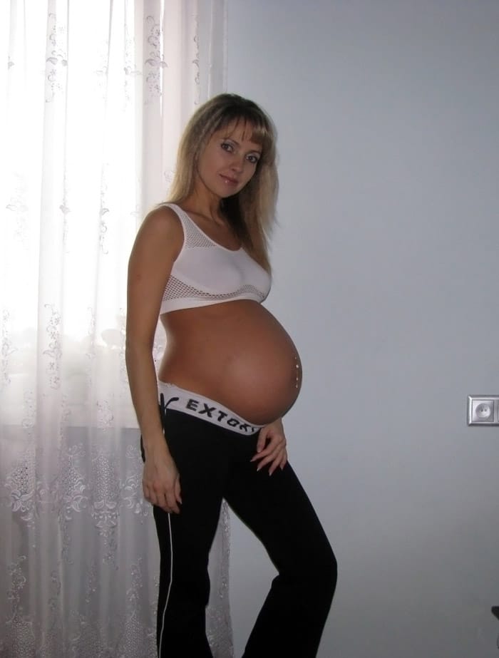 Размеры 36 недель. Женщины беременные двойней. Живот беременного подростка.