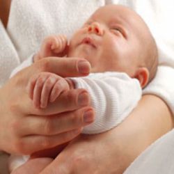 Как правильно держать новорожденного?