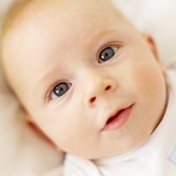 Когда меняется цвет глаз у новорожденных?