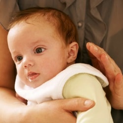 Почему новорожденный икает после кормления? 