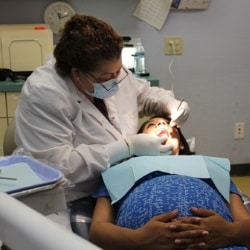Протезирование зубов во время беременности