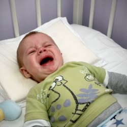 Почему ребенок плачет во сне? Нормально ли это?
