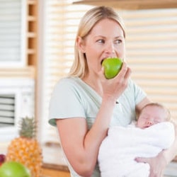 Какие фрукты можно кормящей маме?