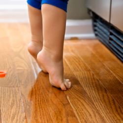 Ребенок ходит на носочках – нормально ли это?
