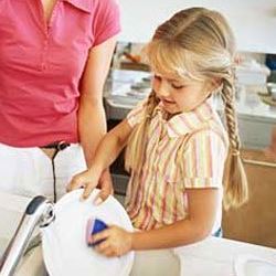 Как приучить ребенка помогать по дому? Советы детского психолога